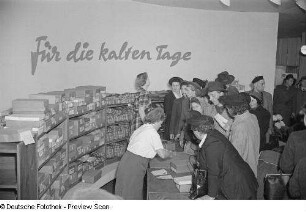 Besucher in der Abteilung für Bekleidung