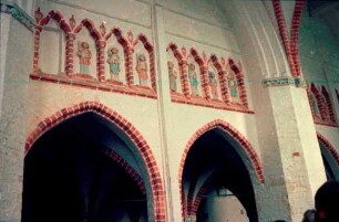 Ebstorf: Gotische Nischenwand in der runden Kirchenwand