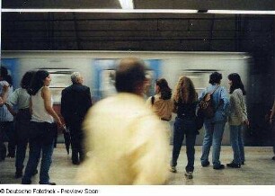 An der Metrohaltestelle Hauptbahnhof (Stazione Termini)