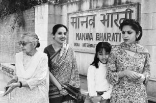 Vimla mit ihrer Tochter Kiran, ihrer Urenkelin Aditi und ihrer Enkelin Indu, Neu-Delhi