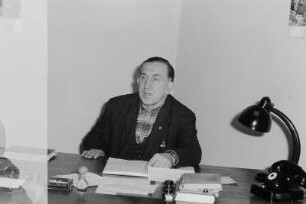 [Portrait am Arbeitsplatz]