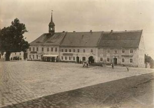 Elstra : Rathaus (links) und Marktplatz