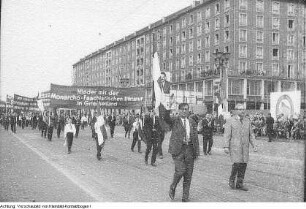 Dresden, 1.Mai (Internationaler Kampf- und Feiertag der Werktätigen), Maidemonstration auf der Ernst-Thälmann-Straße (heute: Wilsdruffer Straße), 1. Mai 1967