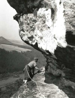 Sächsische Schweiz. Schrammsteine, Vorderer Torstein. Seilschaft E. Gorlt im Quergang des Südweges (VI)