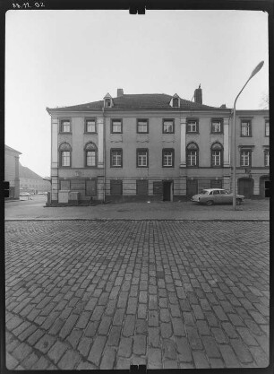 Großenhain, Kirchplatz 2. Wohn- und Geschäftshaus (1741). Straßenfront (Teilansicht)