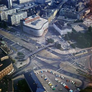 Friedrich-Engels-Platz n Leipzig : Blickrichtung Südosten zum Konsument-Warenhaus am Brühl