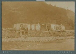 Vom Hochwasser am 30./31. Juli 1897 bis auf eine Außenmauer vollständig zerstörte Schmiede des Gustav Tischer in Potschappel (Freital, zwischen Garnisonsmühle und Friedrich-August-Hütte)