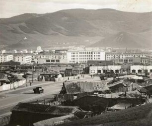 Ulan Bator. Blick vom nordwestlichen Stadtviertel über die Neubauten der Friedensstraße auf den Bogdo ola (2273 m)