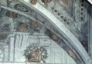 Scheinarchitektur und dekorative Elemente