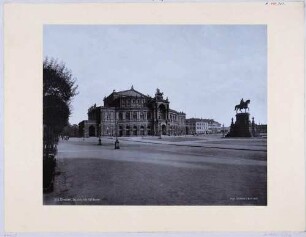 Die zweite Semperoper (neues Königliches Hoftheater Dresden-Altstadt) auf dem Theaterplatz in Dresden, mit dem König-Albert-Denkmal