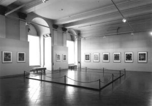 Dresden. Ausstellung "Per Kirkeby - Holzschnitte 1980-1999" im Albertinum, 24.7.-17.10.1999. Raumaufnahme (Mosaiksaal, Empore)