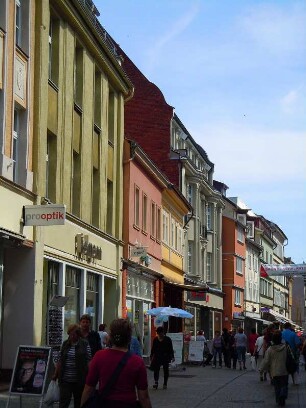 Eisenach - Geschäftsstraße : Geschäftshäuser, ufgenommen in der Karlstraße, der Hauptgeschäftsstraße von Eisenach, am 30. April 2012