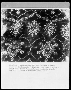 Gemusterter Seidensamt, helle Ornamente auf dunklem Grund