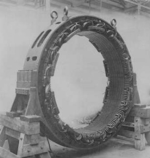 Ständer eines langsam laufenden Drehstromgenerators (Maffei-Schwartzkopff-Werke GmbH) : Technikgeschichte | Elektrotechnik | Erzeugung elektrischer Energien | Gleich- und Wechselstromgeneratoren, Turbogeneratoren