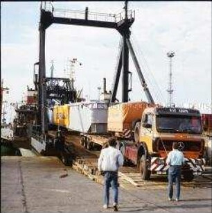 Schwertransport mit Lastwagen "VE Kombinat Deutrans" von Rostock nach Schwedt/Oder