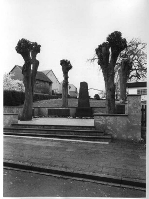 Kriegerdenkmal; Hüttenberg, Goethestraße (beim Friedhof)