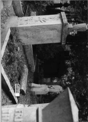 Grabstein 103 (Index: 99618519) Maße HxBxT: 190x72x48 cm Beschreibung: aufgesetzte Urne Symbolik: Mohnkapseln und -blätter, Schmetterling: Grabstein 103