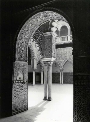 Im Alcazar von Sevilla, Säulen und Bogenverzierungen im Mädchenhof