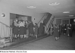 Eine Personengruppe im Foyer des Klubhauses