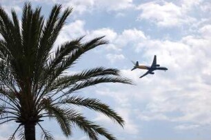 Nizza - Landeanflug : Maschine im Anflug auf den Flughafen Nice Cote d´Azur in Nizza. 2006