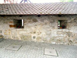 Kirchhofmauer im Westen - erhaltene Schießscharten (gerichtete Schlitzscharten) in Brusthöhe im Detail (Wehrhrgang mit Steinbrüstung im 19 Jh abgetragen)