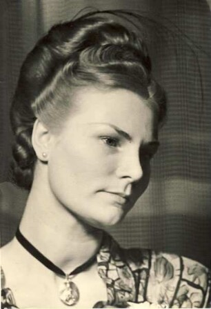 FRAU LUHN: SCHAUFRISIER-FOTO 1948