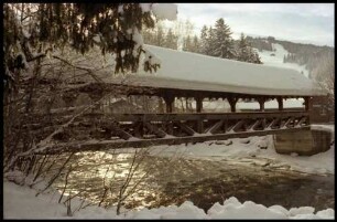 Saanen: holzgedeckte Saanebrücke