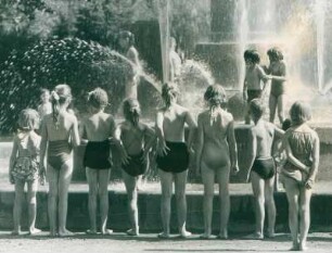 Stadtpark Schöneberg. Kinder am Hirschbrunnen