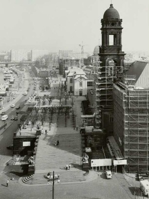 Terrassenufer mit Anlegestellen der Personenschifffahrt, Brühlsche Terrasse mit Freitreppe, Sekundogenitur und Ständehaus (Teilansicht während Sanierung und Umbau). Blick vom Turm der Kathedrale nach Ostsüdost : Dresden-Altstadt. Terrassenufer mit Anlegestellen der Personenschifffahrt, Brühlsche Terrasse mit Freitreppe, Sekundogenitur und Ständehaus (Teilansicht während Sanierung und Umbau). Blick vom Turm der Kathedrale nach Ostsüdost