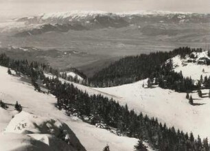 Rumänien. Südkarpaten. Postăvarul-Gebirge. Blick nach Westen über den Übungshang an der Cabana Christanul Mare auf die Senke von Bran gegen Königstein (2239 m) und Fagaras-Gebirge