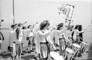22. Tagung 1972 Mediziner; Bad Schachen: Musikgarde zum Empfang auf dem Steg
