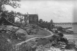 Portugiesisches Fort von Mombasa : Blick auf einen Teil der portugiesischen Befestigungsanlage Fort Jesus in Mombasa, Kenia, und die umgebende Landschaft und Küstenlandschaft.