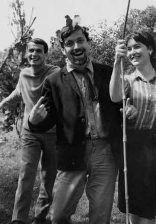 Jürgen Jesse, Berthold Hinz (Mitte, mit Weinlaub im Haar) und Barbara Beaucamp-Markowsky auf einer von Georg Kauffmann geleiteten Exkursion in Monterchi