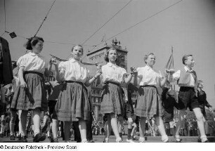 Demonstrationszug - vier Mädchen