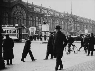 Am Hauptbahnhof (Szene aus einem Dokumentarfilm)