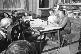 Drehaufnahmen des Südwestfunks für die Fernsehsendung "Vom Standesamt zum Ehestand" in der Kantine der "Badischen Neuesten Nachrichten"