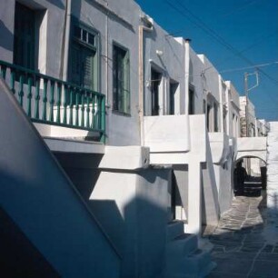 Sifnos. Wohnhäuser mit Außentreppen. K1