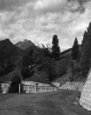 Kärnten. Großglocknerstraße (Hochalpenstraße) oberhalb von Heiligenblut mit Blick zum Großglockner