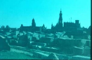 Dresden-Neustadt. Blick vom Ufer mit Steinen, eventuell zum Bau der Augustusbrücke, über die Elbe gegen Ständehaus, Hofkirche und Schloss