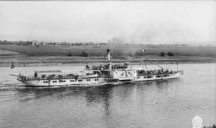 Personen-Seitenraddampfer "Riesa" (1897, Werft Blasewitz). Schrägansicht bei Fahrt elbaufwärts bei Pratzschwitz