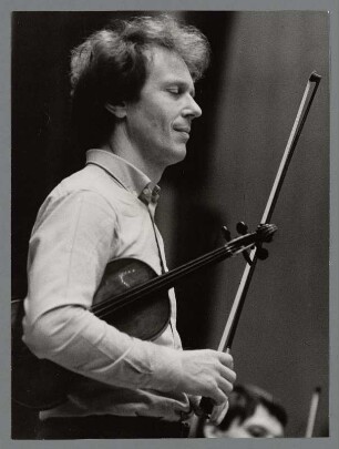 Ulf Hoelscher : Portrait des Violinisten Ulf Hoelscher bei einer Probe mit der Staatskapelle Dresden im Kulturpalast Dresden