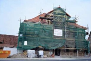 eingerüstetes, neu aufgebautes Hotel an der B 4