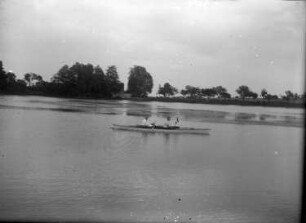 Deutschland. Paddelboot (mit Angehörigen der Familie Knochenhauer?) auf einem Fluss