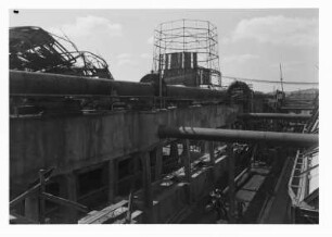 Industrie-Kraftwerk. Gefluder. Blick auf einen zerstörten Kühlturm : Lauta (Niederlausitz). Industrie-Kraftwerk. Gefluder. Blick auf einen zerstörten Kühlturm