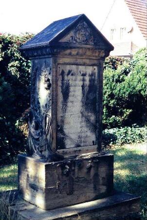 historisches Sandsteingrabmal