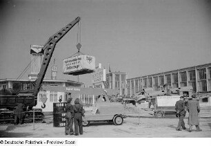 Ausstellung verschiedener Hebezeuge und Baumaschinen