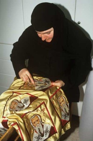 Eine Nonne des Herakleidiosklosters am Handarbeiten
