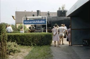 Sasbach: Bahnhof mit Schild Kaiserstuhlbahn