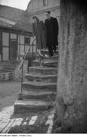 Altenburg. Schloss Altenburg. Zwei Besucher die Treppe am Hausmannsturm herabsteigend