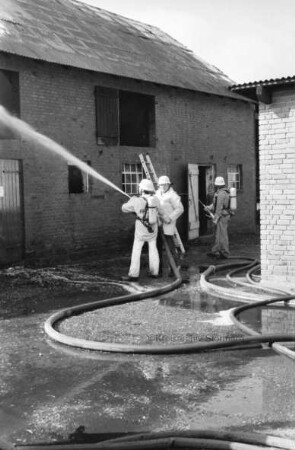 Grastwiete: Freiwillige Feuerwehren aus Bargfeld-Stegen, Nienwohld, Elmenhorst und Jersbek löschen den Brand eines Resthofes